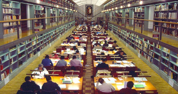 Toledo. 24/08/06.-  Imagen de archivo de la sala de lectura de la Biblioteca regional en el Alcázar de Toledo. (Foto: Juan Carlos González // JCCM)