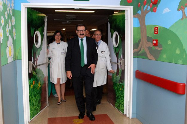 Talavera de la Reina, 9 de Junio de 2016 Visita del Consejero de Sanidad de la JCCM, Jesus Fernandez Sanz a la planta de Pediatria del Hospital General Nuestra Señora del Prado. Foto: Abel Martínez.