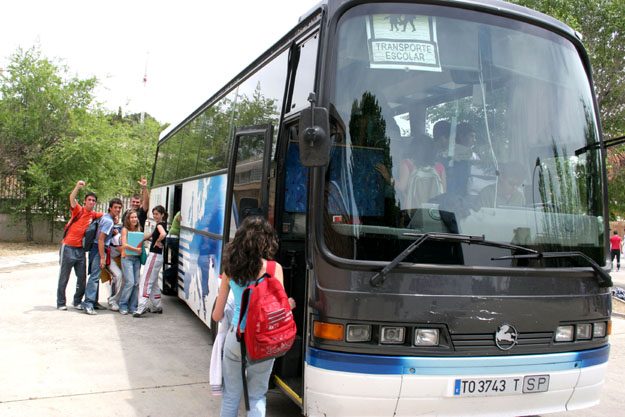 Toledo, 03/07/10.- Cerca de 1.700 alumnos y alumnas de Castilla-La Mancha se beneficiarán este curso 2009-2010 de las ayudas individuales de transporte escolar que concede la Consejería de Educación, Ciencia y Cultura. (Foto: JCCM)
