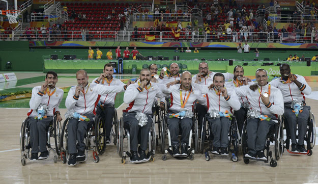 Medalla de plata en el Baloncesto en silla de ruedas contra estados unidos derrota  52-68