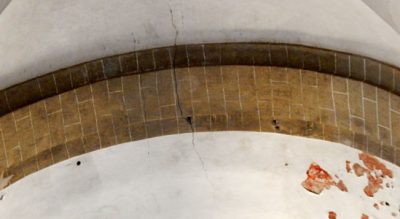En la imagen, una de las grietas que recorre la nave central de San Prudencio