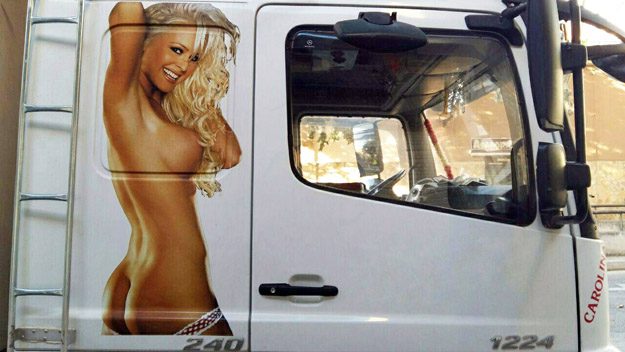 mujer-desnuda-camiones-empresa-carnica