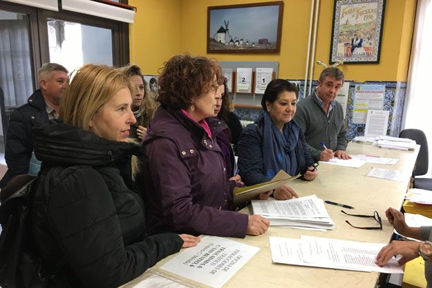 Vecinos de Talavera La Nueva, registrando en el Ayuntamiento de Talavera sus alegaciones oponiéndose a la actual reserva de suelo para la implantación de la plataforma logística