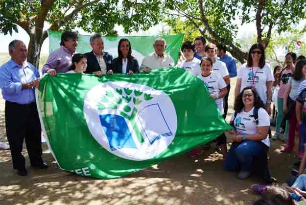 El CRA 'Entrerríos' de Los Cerralbos recibió en mayo de 2017 su bandera verde de ecoescuela.