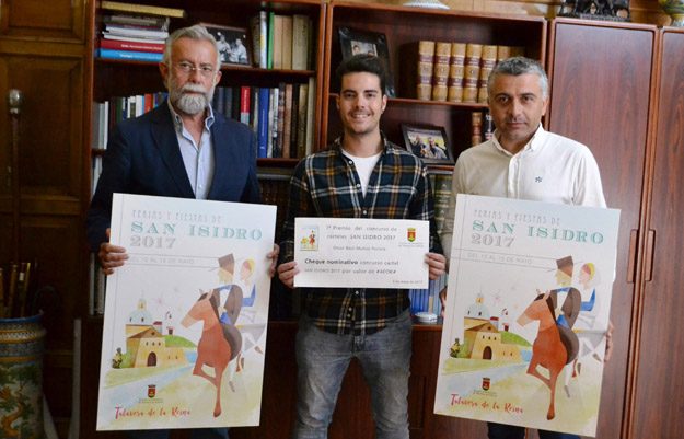 ramos entrega premio ganador concurso de carteles de san isidro