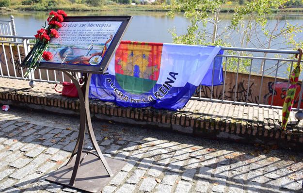 Placa conmemorativa al homenaje a los presos que construyeron el canal bajo del Alberche y la presa de Cazalegas