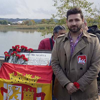 Mario García, coordinador provincial de IU en Toledo, junto a la placa conmemorativa por el homenaje a los presos que construyeron el Canal Bajo del Alberche y la presa de Cazalegas