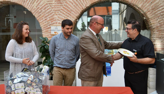 Rafael Calvo, gerente del Bar Valencia, recibe de manos del concejal Arturo Castillo el premio al ganador de la V edición de Talatapa en Talavera