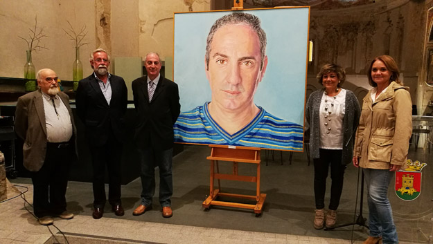 Se inaugura la exposición del pintor talaverano Leonardo Montejo en el Centro Cultural El Salvador de Talavera. En la imagen junto a uno de sus retratos y las autoridades presentes en el acto