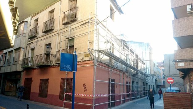 El edificio de la calle del Baño de Talavera se pretende sea el Centro Social del barrio