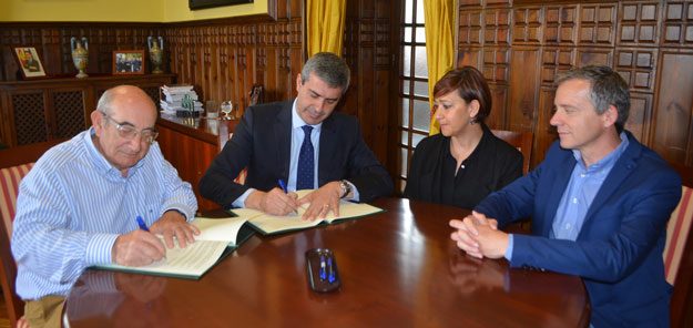 El presidente de la Diputación de Toledo, Álvaro Gutiérrez, y el presidente de ASODEMA, Mariano Privado, han rubricado un convenio.