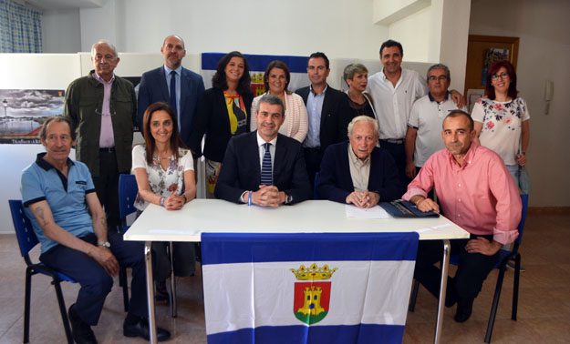 Firma del pacto por la Diputación.