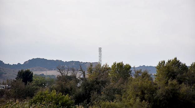 La antena de telefonía es visible desde la lejanía.