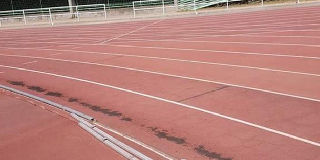 El mal estado de la pista de atletismo de Talavera.
