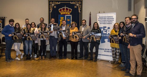 Cofrades, músicos, autoridades y representantes de TEA Talavera, en la protocolaria foto de familia para inmortalizar la presentación del concierto.