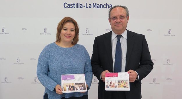 Eva Ocaña y Juan Alfonso Ruiz Molina muestras el calendario 2019 de Afanion.