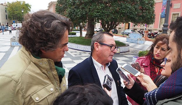 Federico Arroyo, flanqueado por los concejales de Ganemos Talavera.