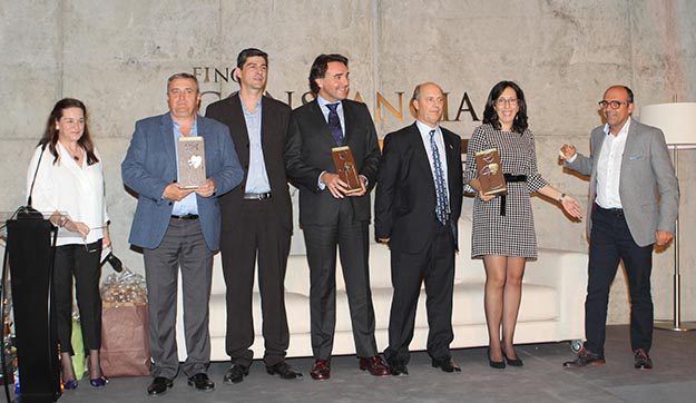 Los representantes de las empresas galardonadas, con sus merecidos 'Futuritos de honor'.