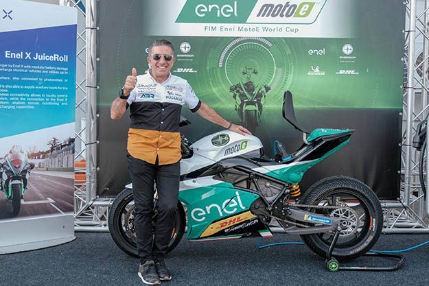 'Aspar' y la nueva moto eléctrica que montará María Herrera la próxima temporada.