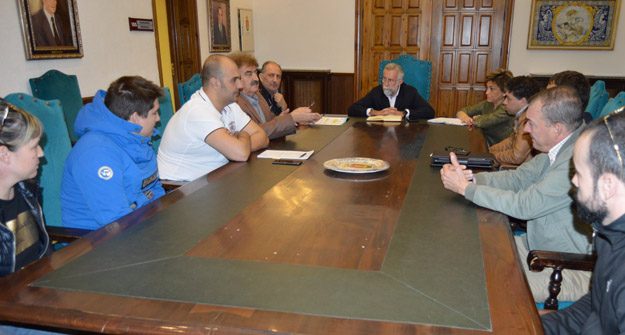 Una imagen de la reunión mantenida en la mañana de este viernes en el Salón de Gestores del ayuntamiento de Talavera.