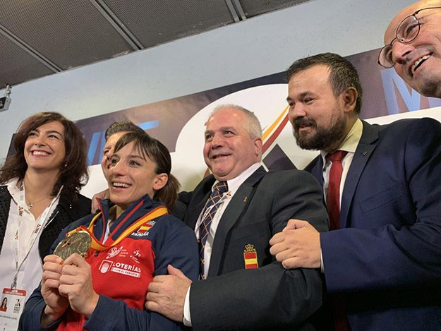 Sandra Sánchez con su medalla, junto a directivos y autoridades, tras ganar su ansiado oro mundial.