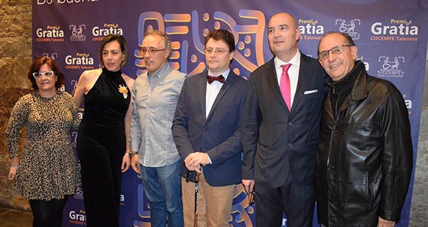 Miembros de la directiva de Cocemfe en el photocall, con su presidente Pedro Molina en el centro.