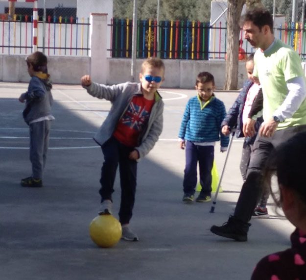 Los escolares practicaron el fútbol ciego