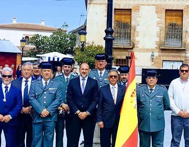 César Sánchez, con la bandera, junto a David Gómez y otras autoridades.