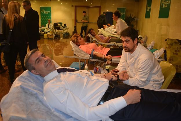 El presidente de la Diputación donando sangre.