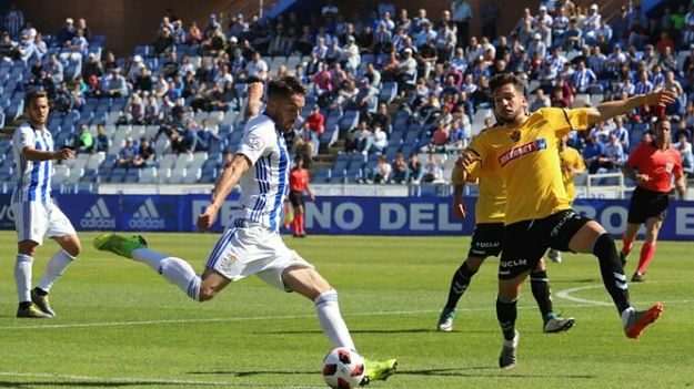 El CF Talavera, de amarillo, cayó ante el Recre. Foto Alberto Domínguez (Huelva)
