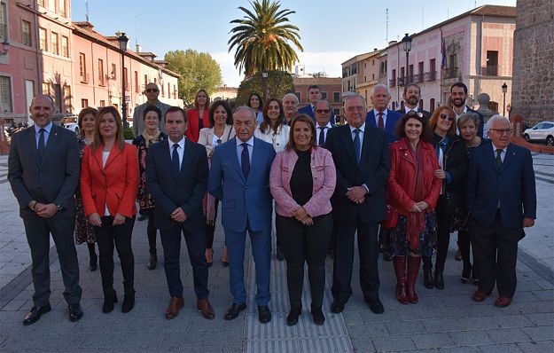Tita García con algunos de los alcaldes y concejales socialistas democráticos.