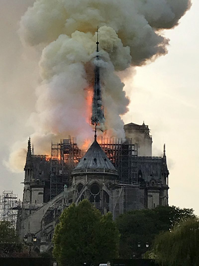 La catedral de Notre Dame perece en un incendio