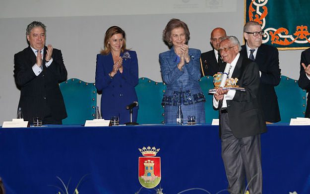 García Bodas recibiendo el Premio Ciudad de Talavera.