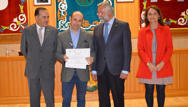Manuel Rico recibiendo un premio del Ayuntamiento de Talavera.