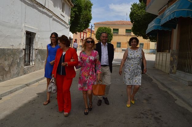 La comitiva del PP paseando por Villamuelas.