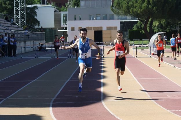 Alberto Alcázar entrando en meta.