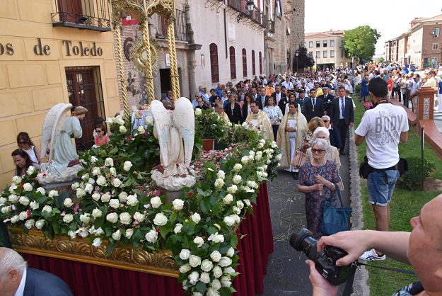 La Santa Custodia procesiona por Talavera.