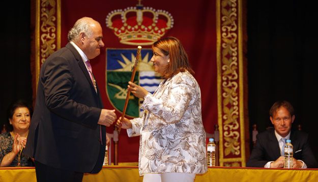 La alcaldesa de Talavera de la Reina entrega el bastó de la Eatim a Jesús Mencías.