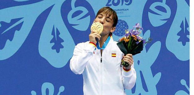 Sandra feliz con su nueva medalla de oro.