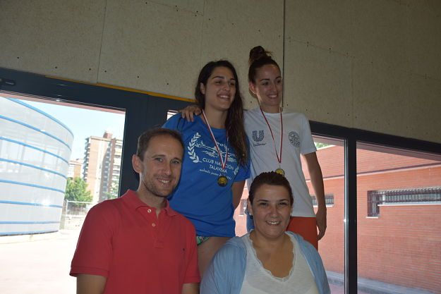 Tita y Sergio con dos medallistas talaveranas.