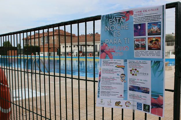 Variedad de actividades en la piscina municipal de verano.