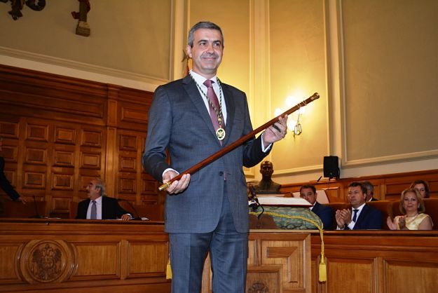 Álvaro Gutiérrez asume de nuevo el mando de la Diputación.