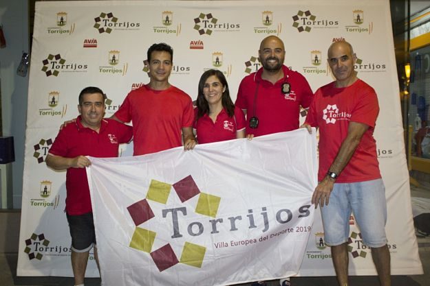 Christian López (segundo izquierda) feliz por los récords conseguidos.