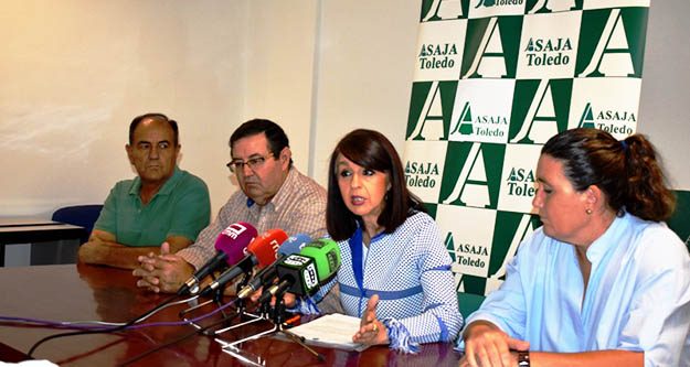 La presidenta de la Asociación Agraria de Jóvenes Agricultores (Asaja) de Toledo, Blanca Corroto, durante un momento de la rueda de prensa ofrecida este lunes en Talavera.