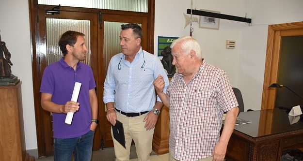 El concejal Sergio Gutiérrez con José Antonio Dorado y Federico Gómez.