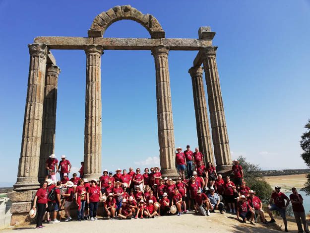 Medio centenar de talaverillanos visitan los restos romanos de Talavera la Vieja.