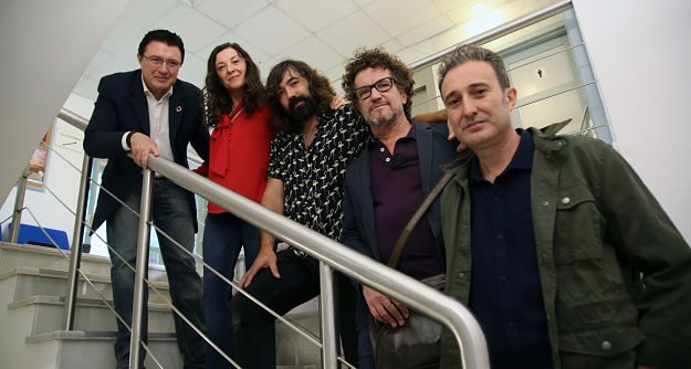 Teo García, Pilar Chozas y algunos músicos participantes.