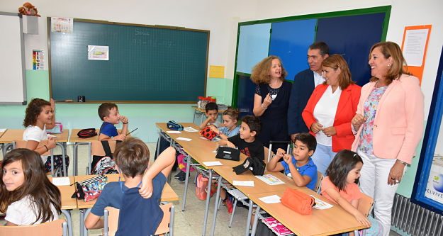 Los alumnos, expectantes ante la visita oficial.