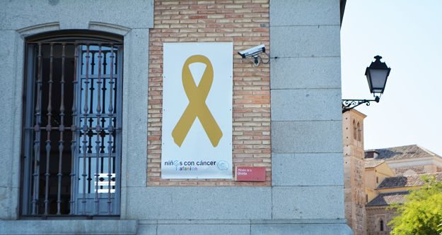 Lazo dorado en la fachada de la Diputación.