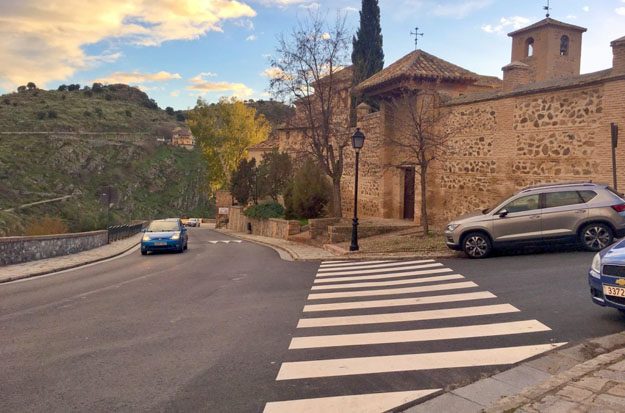 El Ayuntamiento de Toledo pinta 90 pasos de peatones próximos a colegios e institutos